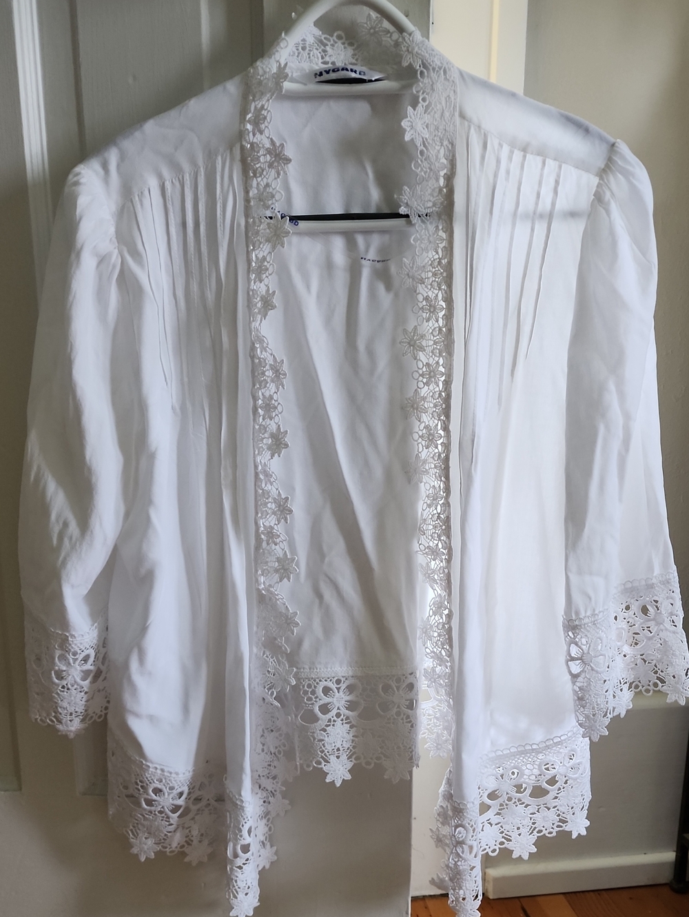Women’s White Lace-Trim Top Size ML
